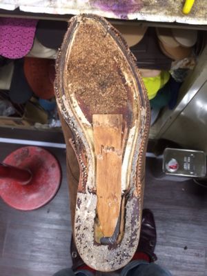 Crockett & Jones チャッカブーツのリウェルト工程①｜修理事例