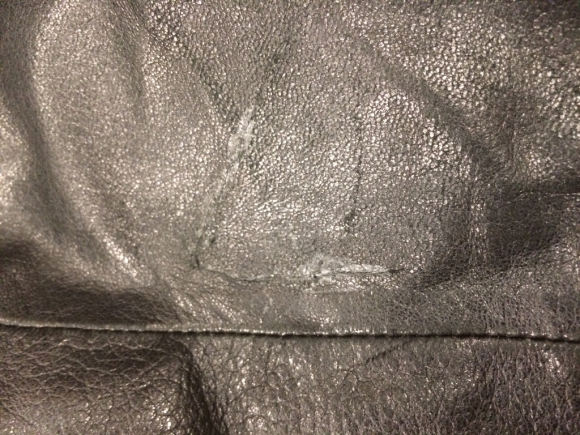 Burberry レザージャケットの破れ補修 1