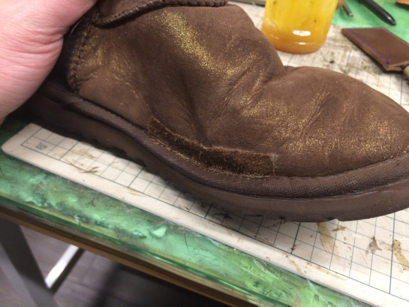 UGG ムートンブーツの裂けを革当て補修 2