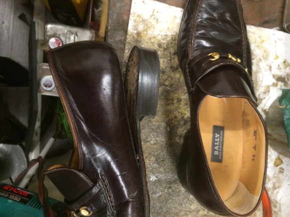 BALLY ヒールの剥がれ補修 1