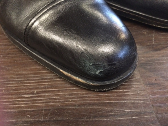 Salvatore Ferragamo つま先の傷補修 1