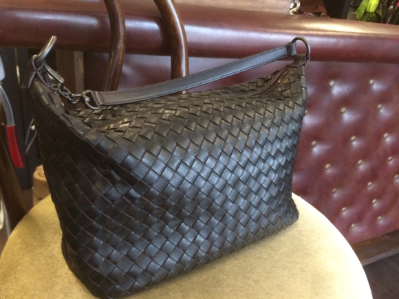 Bottega Veneta ショルダーバッグを黒にカラーリング 2