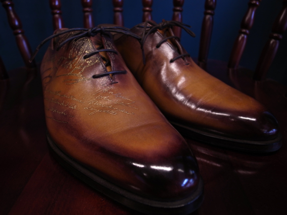 Berluti 靴磨きで色艶を整える 2
