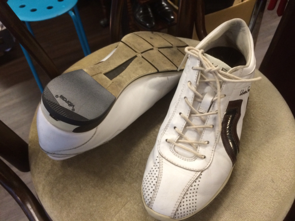Salvatore Ferragamo スニーカーのかかと補修 2