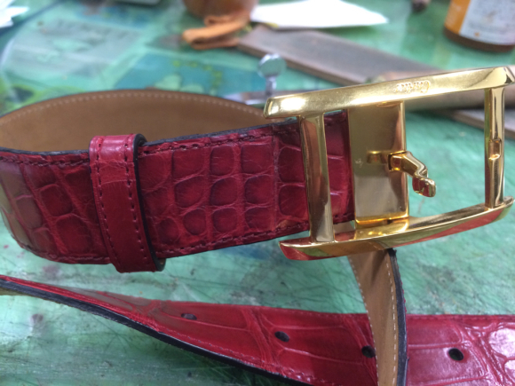 Cartier クロコダイルベルトの長さ調整 2