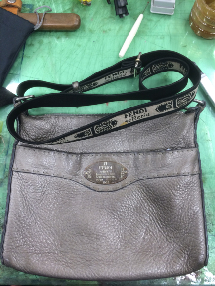 FENDI フェンディ ショルダーベルト補強修理 2