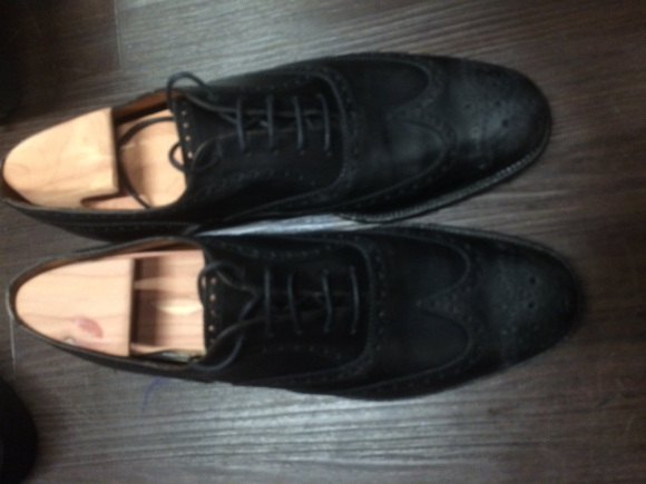 色が抜けて白くなった黒い靴 1