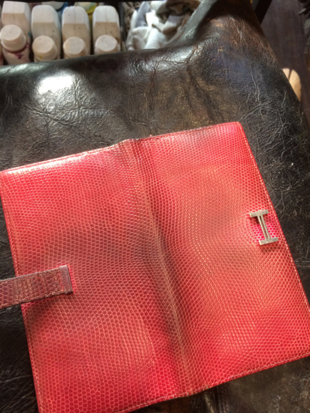 HERMÈS 財布をピンクから濃紺へ染め替え 1